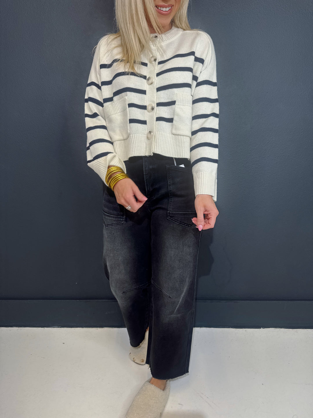 Aspen Bound Cream|Deep Navy Front Pocket Sweater