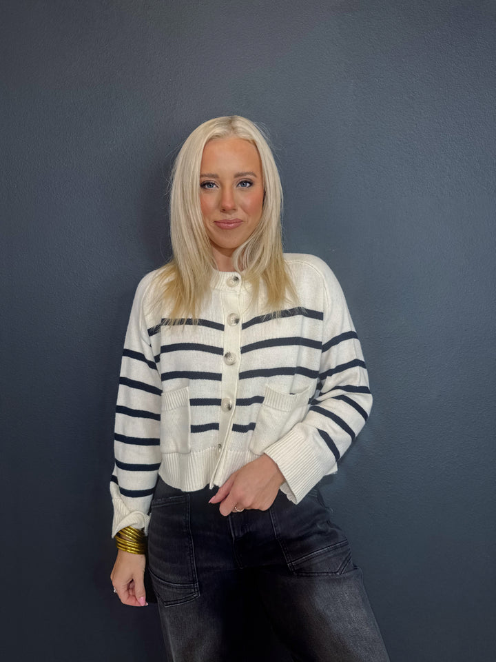 Aspen Bound Cream|Deep Navy Front Pocket Sweater