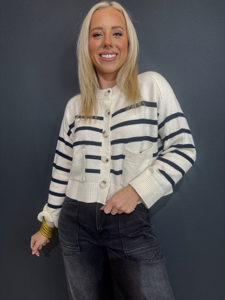 Aspen Bound Cream|Deep Navy Front Pocket Sweater