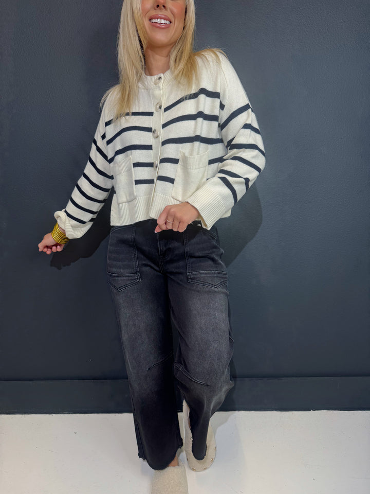 Aspen Bound Cream|Deep Navy Front Pocket Sweater