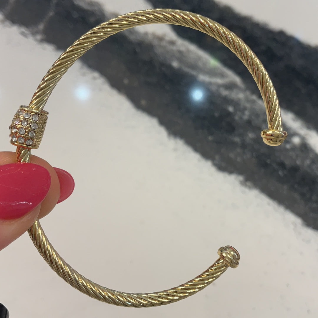 Gold diamond cable bracelet ￼